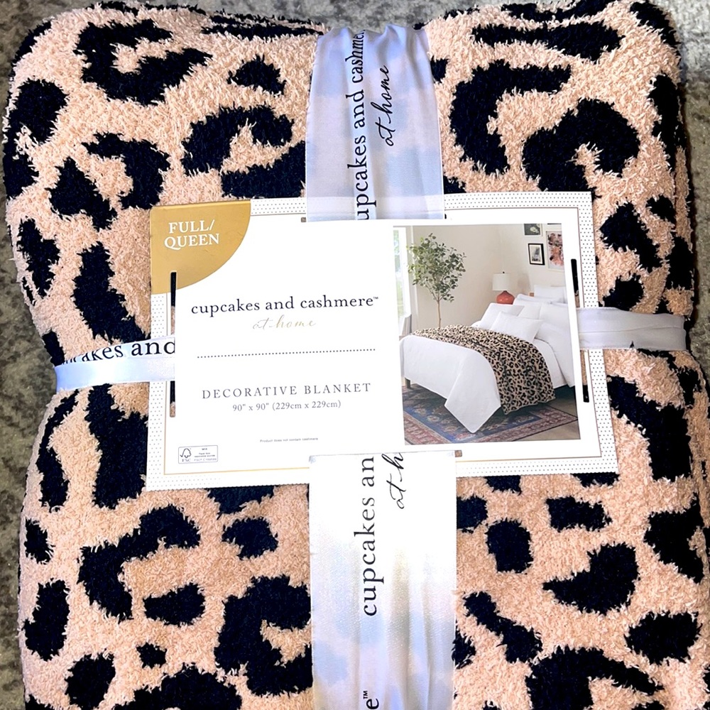 Cupcakes and Cashmere Decorative Cheetah
Full/Queen Blanket